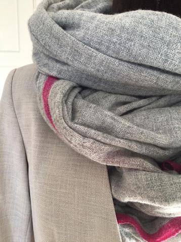 Nieuwe mooie basic blazer in zandkleur beschikbaar voor biedingen