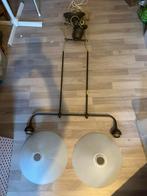 Koperkleurige eettafellamp met melkwitte kappen, Huis en Inrichting, Lampen | Hanglampen, Ophalen, Gebruikt, Glas, Minder dan 50 cm