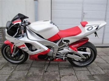 Yamaha 11 R1 onderdelen model 1998 nav demontage