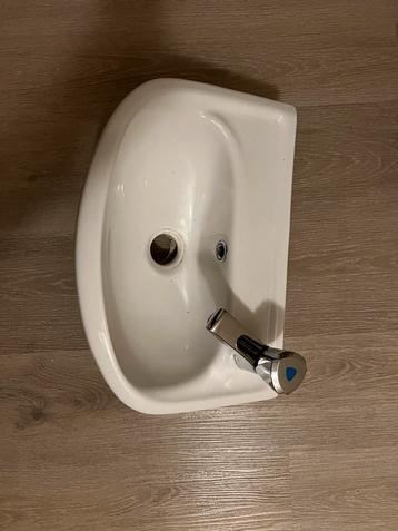 Wastafel met kraan beschikbaar voor biedingen