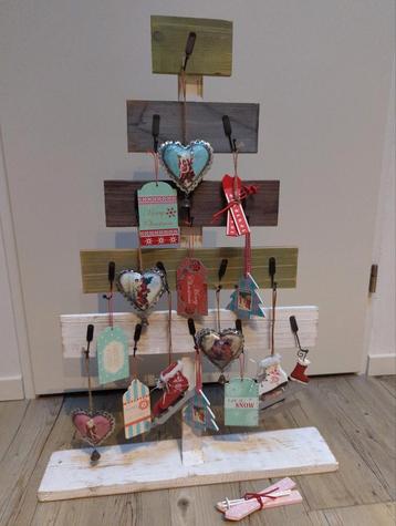 Houten kerstboom met haakjes en kerstversiering, accessoires beschikbaar voor biedingen