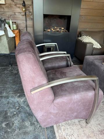 2 stoelen met grijze microvezel bekleding en RVS leuningen beschikbaar voor biedingen