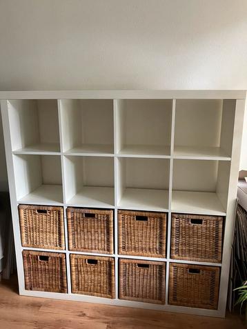 Witte Ikea vakkenkast met rieten manden beschikbaar voor biedingen