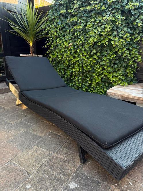 Zwart poly ratan ligbed inclusief kussen. Formaat: 199x69, Tuin en Terras, Ligbedden, Zo goed als nieuw, Rotan, Verstelbaar, Ophalen