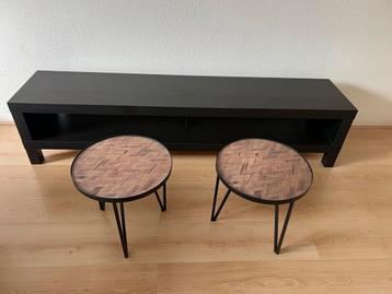 Mooi laag zwart tv meubel en twee leuke bijzet tafeltjes beschikbaar voor biedingen