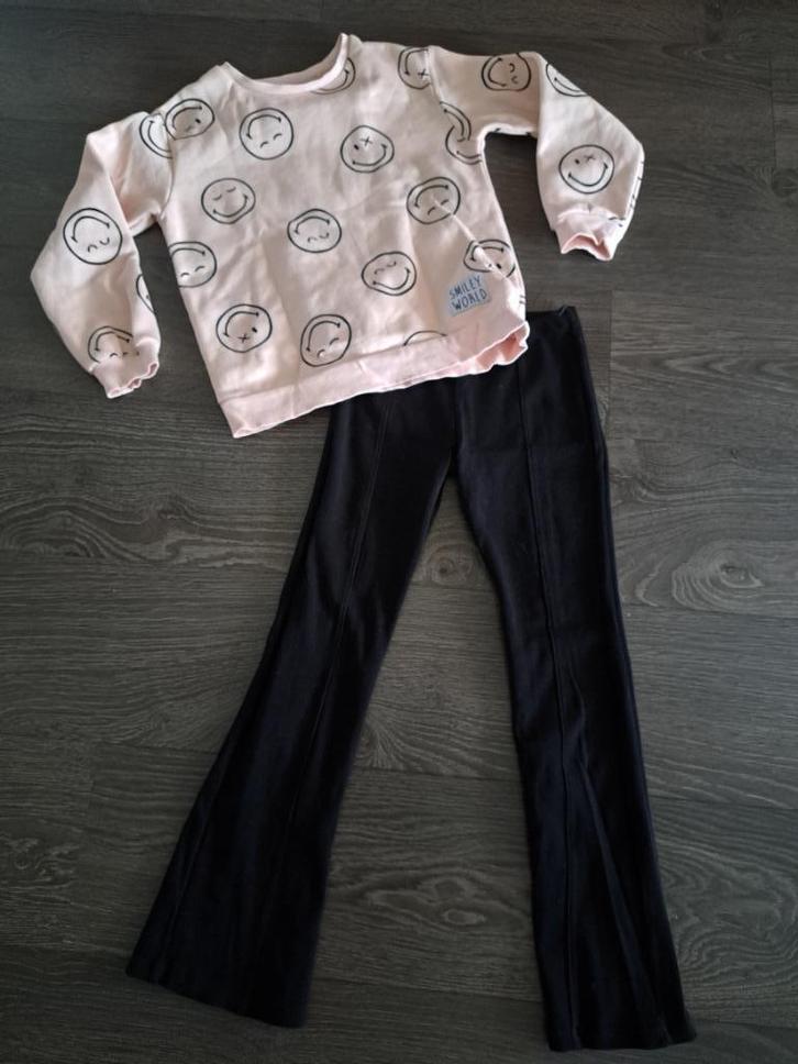 flared Broek en Trui  Smiley World  - 134   jusa17, Kinderen en Baby's, Kinderkleding | Maat 134, Zo goed als nieuw, Meisje, Setje