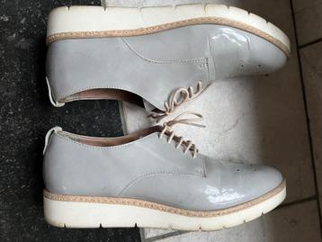 Tamaris grijze lakschoenen maat 38. beschikbaar voor biedingen