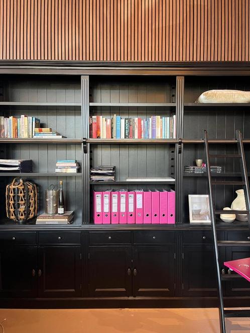 3M Zwarte boekenkast met ladder - SHOWMODEL - WEG=WEG, Huis en Inrichting, Kasten | Boekenkasten, Nieuw, 200 cm of meer, 200 cm of meer