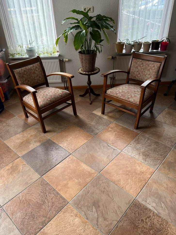 2 stoeltjes uit oma’s tijd, Huis en Inrichting, Stoelen, Zo goed als nieuw, Twee, Hout, Bruin, Ophalen