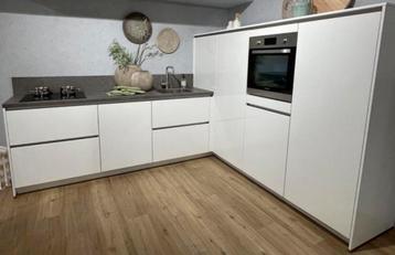NIEUWE Demo keuken Hoogglans en Greeploos / INNOVARE KEUKENS beschikbaar voor biedingen