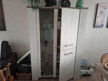 Kast met vitrine