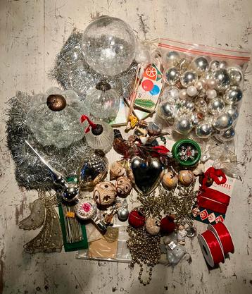Heel veel kerstdecoratie, kerstballen lint etc beschikbaar voor biedingen