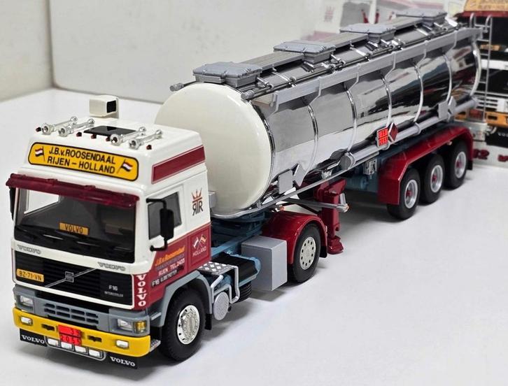 VOLVO F16 trekker met tankoplegger "J.B. v. Roosendaal", Hobby en Vrije tijd, Modelauto's | 1:50, Nieuw, Bus of Vrachtwagen, Wsi