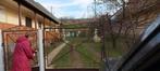 Grote woning, garage, zolder, met achterstallig schilderwerk, Dorp