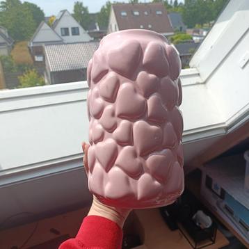 Vaas roze hartjes beschikbaar voor biedingen
