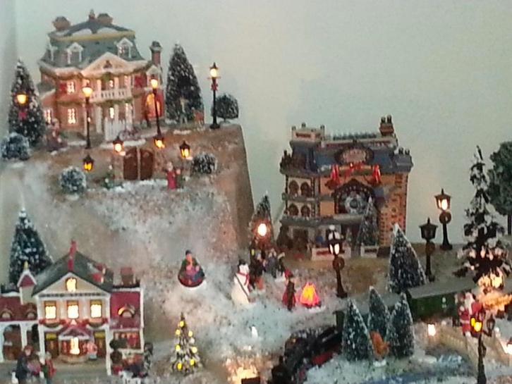 Kerstdorp Lemax en intra huisjes compleet met alle toebehoor, Diversen, Kerst, Ophalen