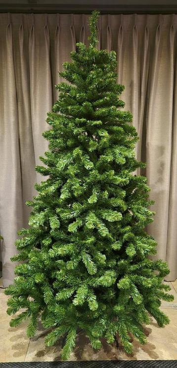 Mooie aparte kerstboom met rode lampjes. beschikbaar voor biedingen