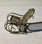 Miniatuur vintage schommelstoel. Schaal : 1:18, Verzamelen, Poppenhuizen en Toebehoren, Ophalen of Verzenden, Gebruikt, Poppenhuis