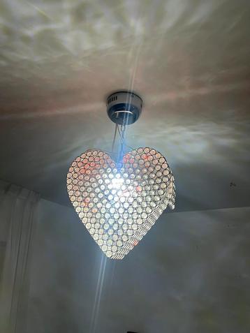 Prachtige mooie hartvorming plafondlamp beschikbaar voor biedingen