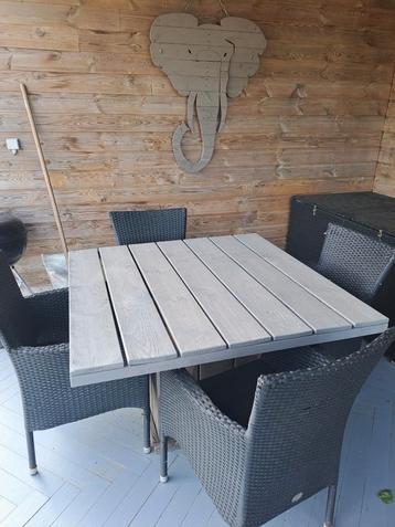 Vierkante houten tuintafel beschikbaar voor biedingen