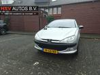 Peugeot 206 CC 2.0-16V airco LM *apk 06-2025*, Auto's, Peugeot, 136 pk, Gebruikt, 4 cilinders, 4 stoelen