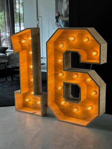 Te huur: Grote lichtcijfers 16 beschikbaar voor biedingen