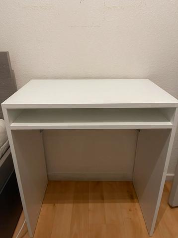 Een mooie bureau beschikbaar voor biedingen