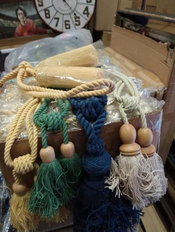 GROTE Partij embrasse +/- 1500 ST. beschikbaar voor biedingen