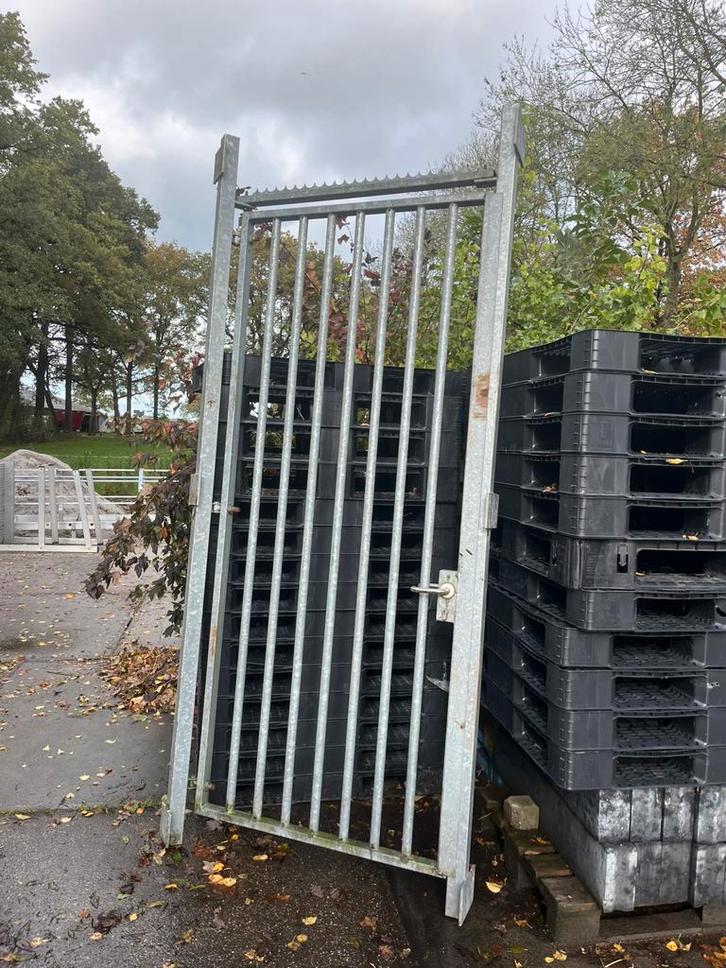 Poort loopdeur 2.33 hoog 1.20 breed gegalvaniseerd loopslot, Tuin en Terras, Tuinhekken en Hekwerk, Gebruikt, Spijlenhekwerk, IJzer