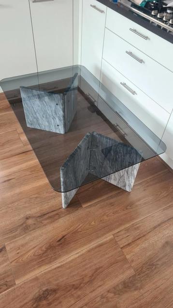 Vintage salontafel met marmeren poten en rookglazen blad beschikbaar voor biedingen