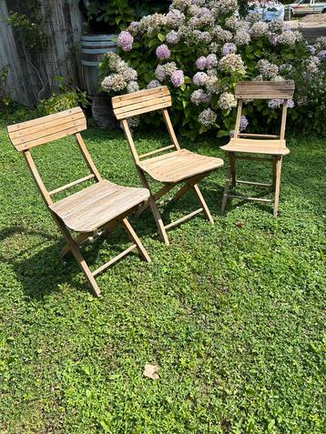 Drie vintage tuinstoelen, klapmodel beschikbaar voor biedingen