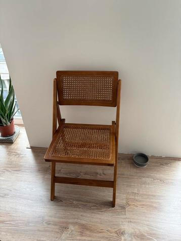 Rotan klap stoeltje   beschikbaar voor biedingen