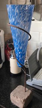Glazen vaas op beton voet - Decoratief, Blauw, Ophalen of Verzenden, Minder dan 50 cm, Glas