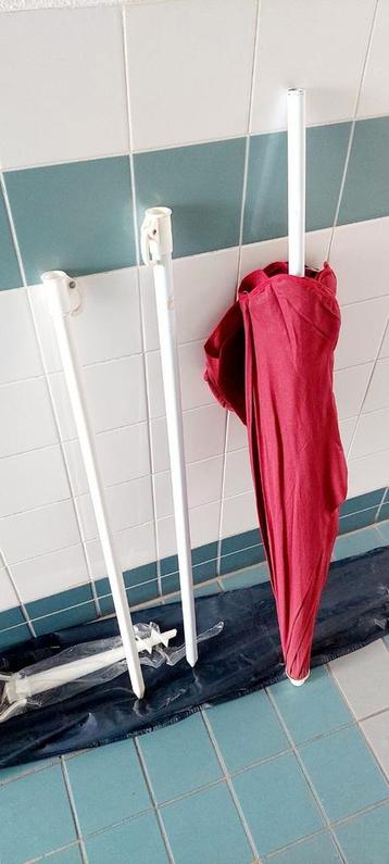 Parasol met hoes en paalhouder beschikbaar voor biedingen