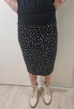 Zwarte rok met zilveren noppen - feestelijk!, Kleding | Dames, Maat 38/40 (M), Zwart, Ophalen of Verzenden, Knielengte