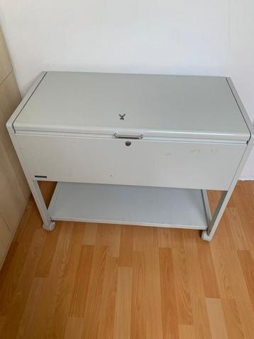 Metalen archiefkast met slot beschikbaar voor biedingen