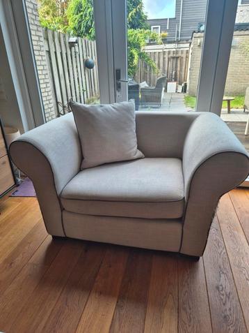 Loveseat met schade beschikbaar voor biedingen