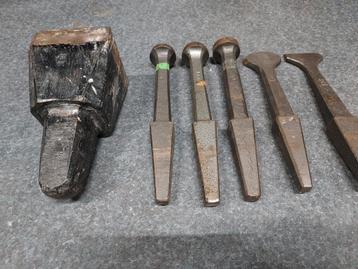 Diverse aambeeld stukken beschikbaar voor biedingen