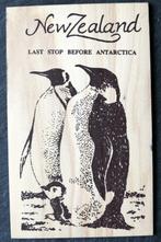 Houten kaart PInguin, Last stop before Antarctica, N-Zeeland, Verzamelen, Ansichtkaarten | Dieren, Gelopen, Vogel, Verzenden, 1980 tot heden