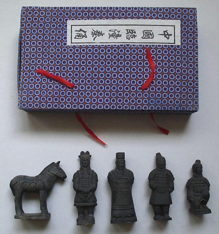 Doos met 5 stenen beeldjes - Chinese Terracotta leger, Antiek en Kunst, Curiosa en Brocante, Verzenden