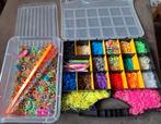 Loom bandje 2 haaknaaldjes en 2 opberg dozen., Ophalen of Verzenden, Zo goed als nieuw