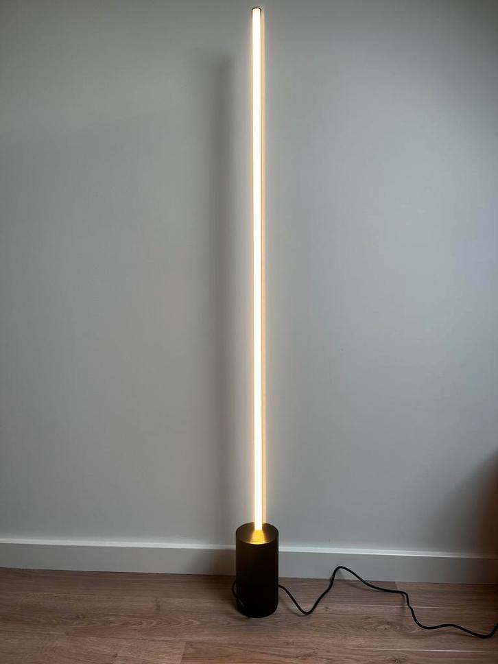 Hue Signe Gradient vloerlamp (2x), Huis en Inrichting, Lampen | Vloerlampen, Zo goed als nieuw, 100 tot 150 cm, Metaal, Ophalen