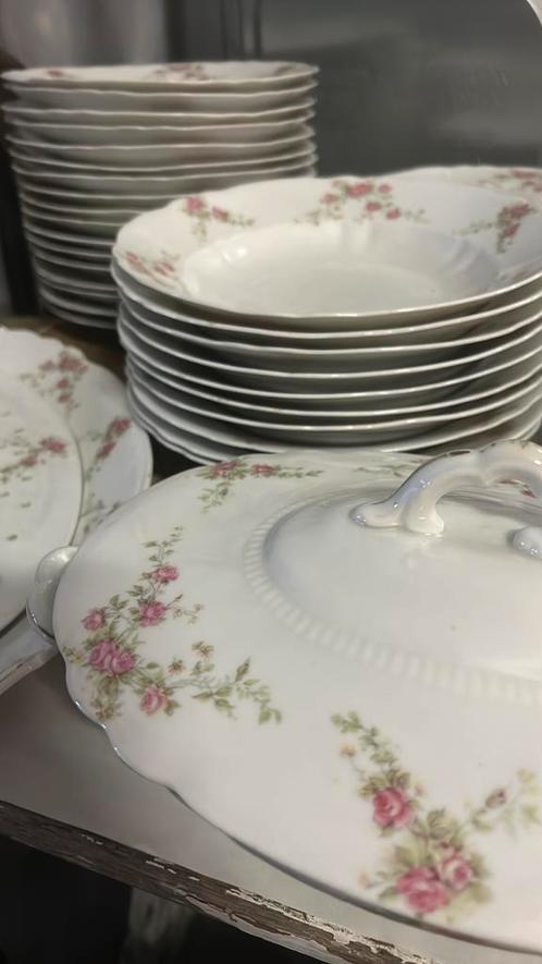 Antiek servies met rozen 52 delig, Antiek en Kunst, Antiek | Servies compleet, Ophalen
