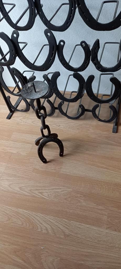 Uniek wijnrek van gietijzer met hoefijzers, Huis en Inrichting, Woonaccessoires | Wijnrekken, Gebruikt, 75 cm of meer, Metaal
