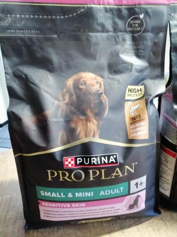 Te koop:. 3 zakken Proplan zalm small & mini adult beschikbaar voor biedingen