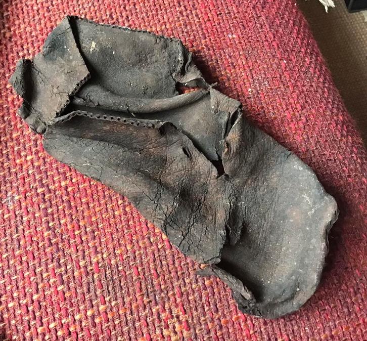 Bodemvonst…..Middeleeuwse Leren Schoen  - Beerput te Delft, Antiek en Kunst, Antiek | Overige Antiek, Ophalen of Verzenden