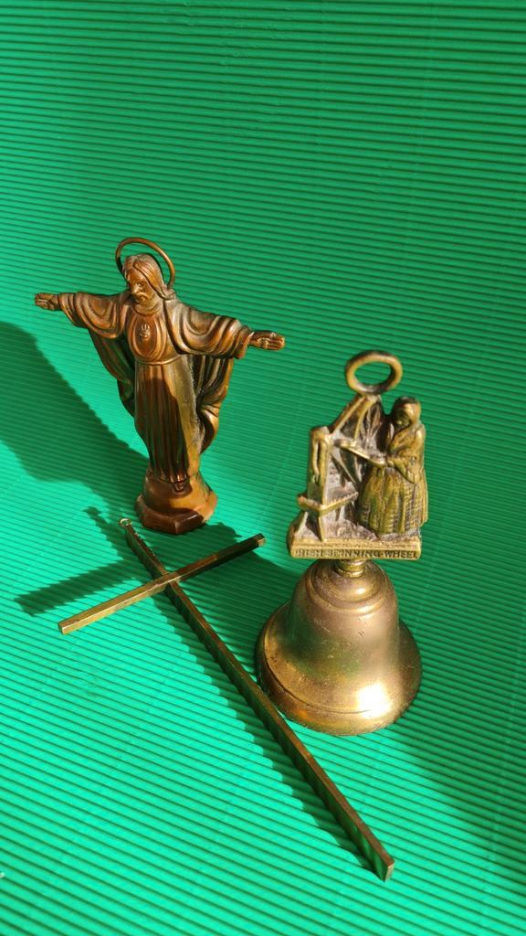 Messing Religieus Set: Kruisje, Jezus, Bel, Antiek en Kunst, Antiek | Religie, Ophalen of Verzenden