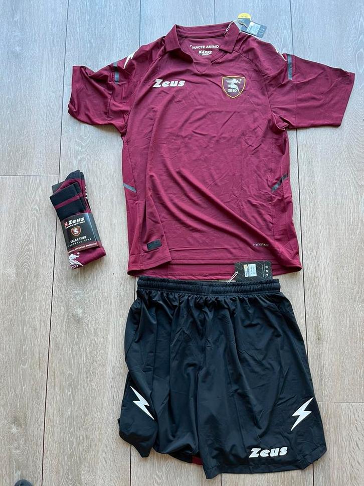 Nieuw, Salernitana voetbalset, shirt broek sokken, Maat XL, Sport en Fitness, Voetbal, Nieuw, Set, Maat XL, Ophalen of Verzenden