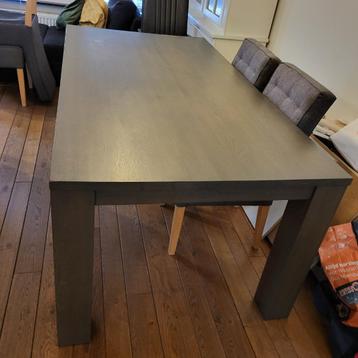 Mooie grijze tafel beschikbaar voor biedingen