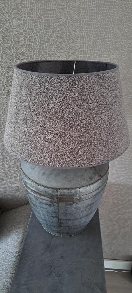 Nieuwe Grote Zinken Lamp met Grijze Kap, Huis en Inrichting, Lampen | Vloerlampen, Nieuw, Metaal, Stof, Ophalen